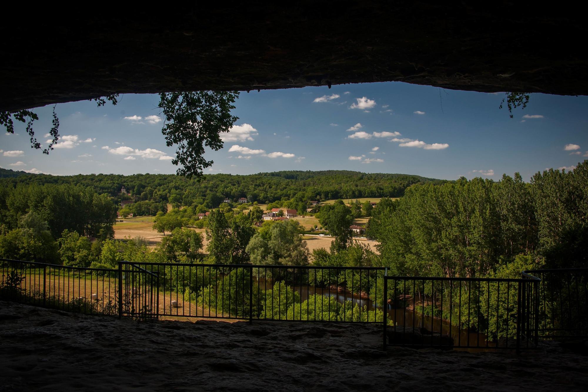 Vacanceole - Residence Le Clos Du Rocher Les Eyzies Exterior photo